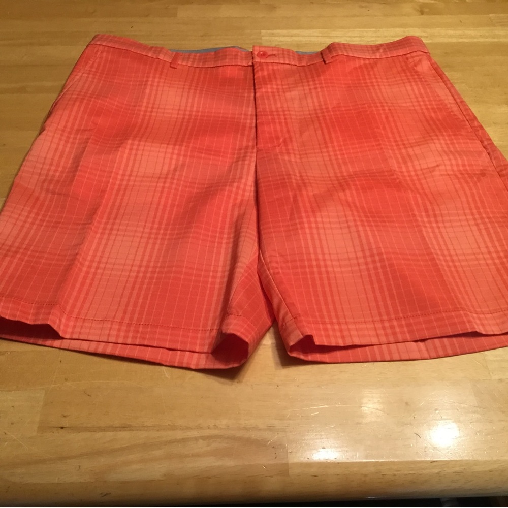 GREG NORMAN MENS PERFORMANCE STRETCH SHORTS NEW SIZE 38. TANGERINE CORAL PLAID